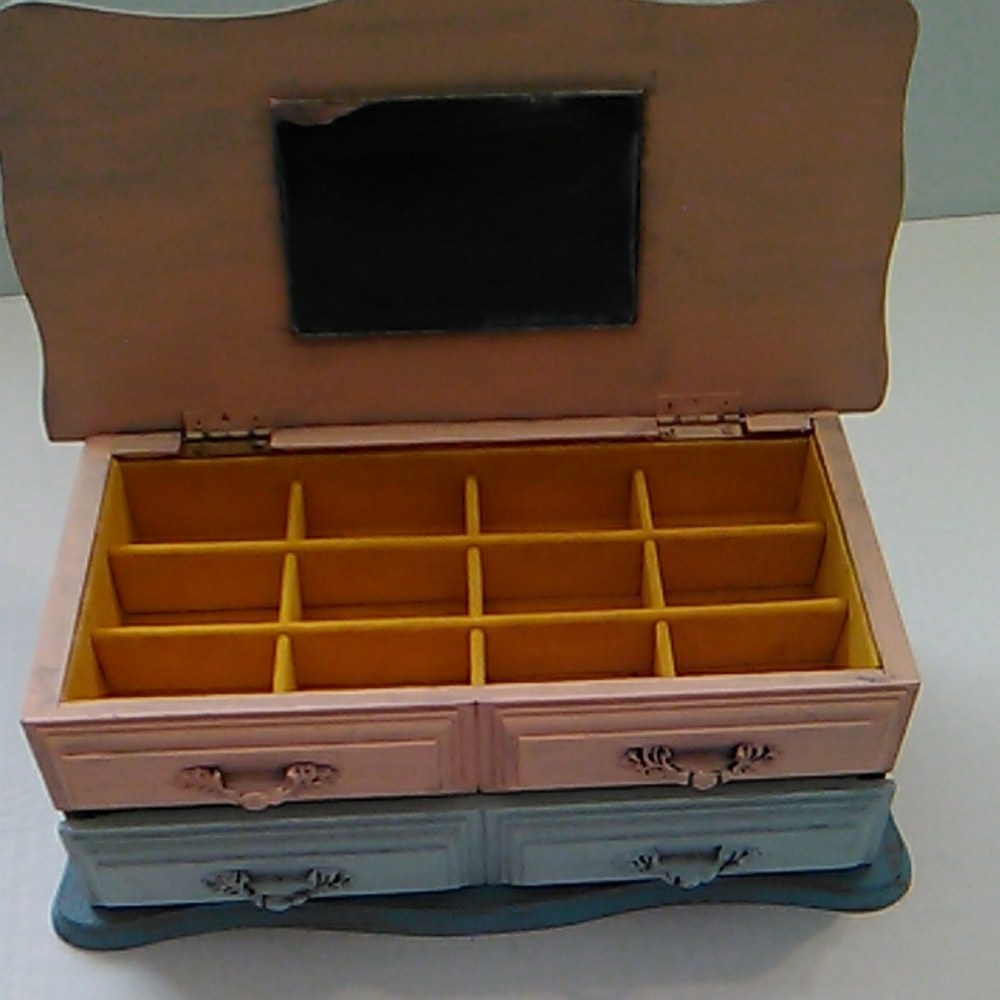 Hand made wooden shell box - Picture 2 of 8